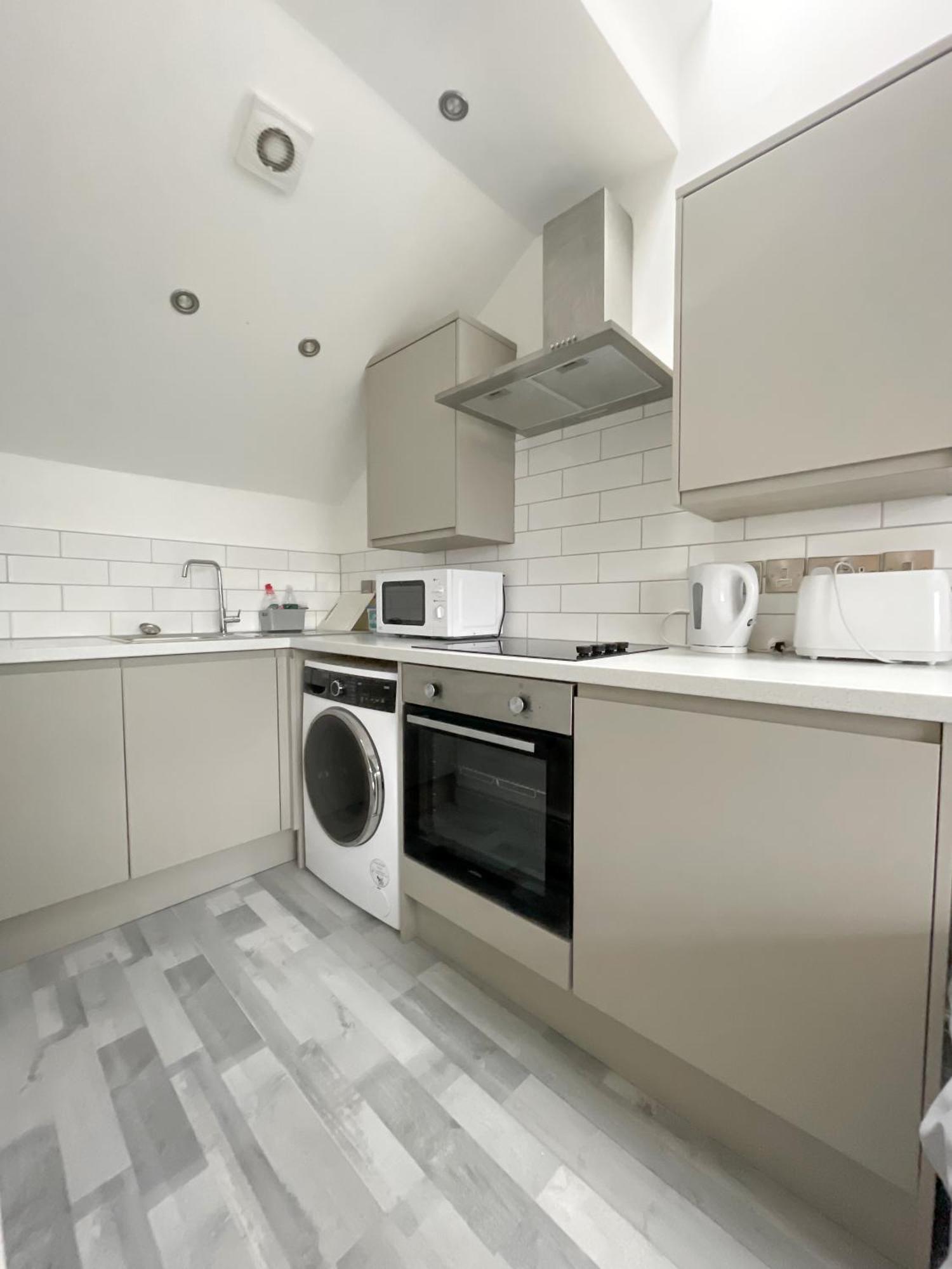 10Min To City - Free Parking - Private Studio - Contractor Friendly Manchester Zewnętrze zdjęcie