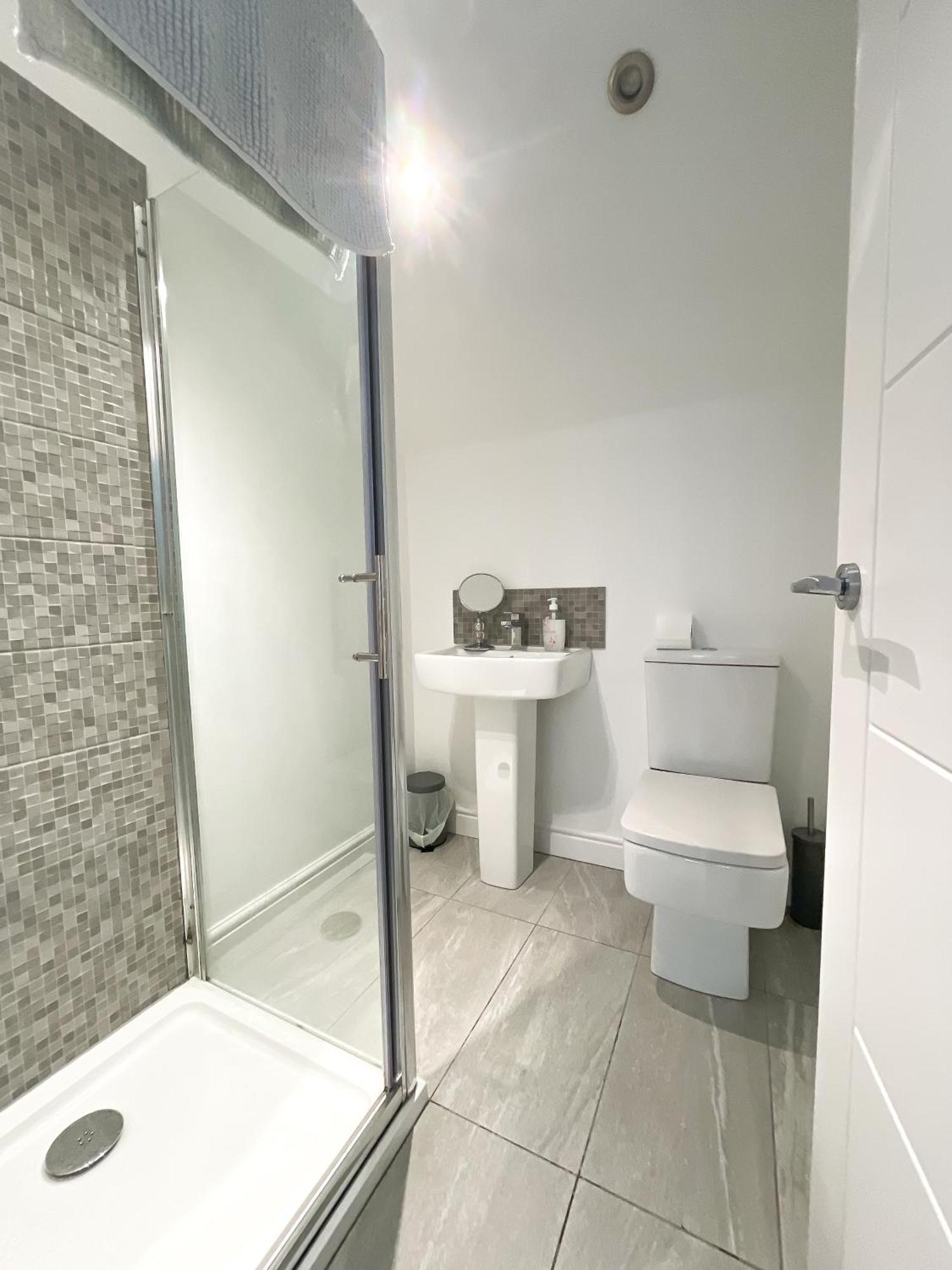 10Min To City - Free Parking - Private Studio - Contractor Friendly Manchester Zewnętrze zdjęcie